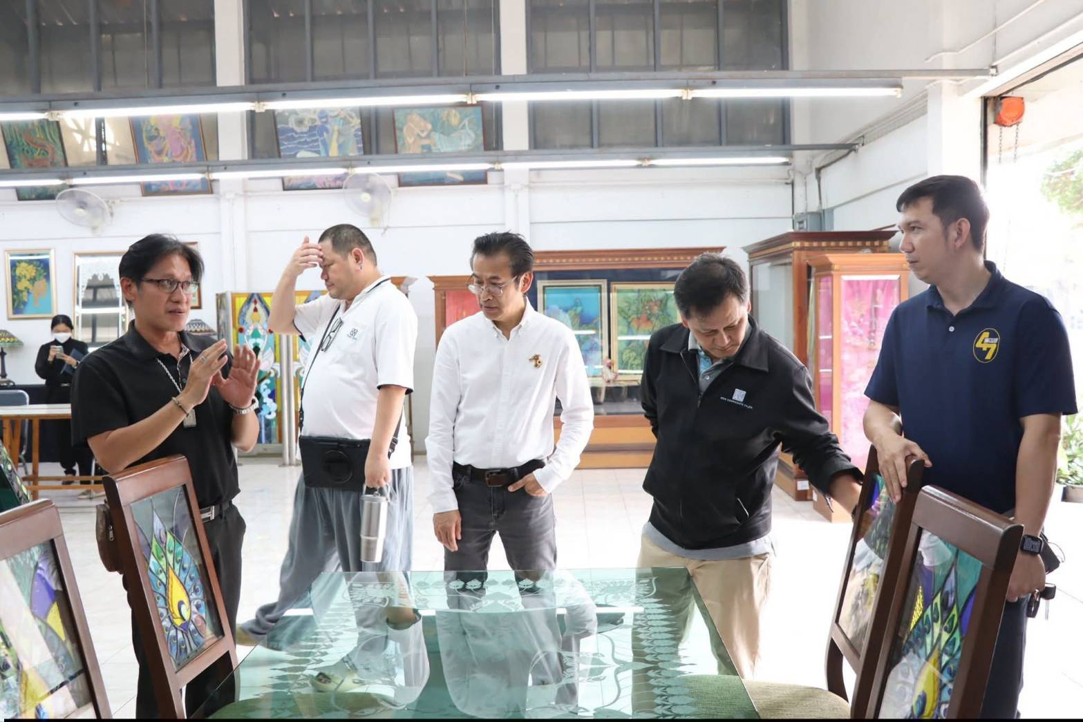 title - ผู้อำนวยการศูนย์ส่งเสริมและพัฒนาอาชีพเสริมนอกภาคการเกษตร ให้การต้อนรับคณะเจ้าหน้าที่กระทรวงทรัพยากรธรรมชาติและสิ่งแวดล้อม เยี่ยมชมสถานที่ ศพส. และแผนกฝึกอบรมทั้ง 12 แผนก